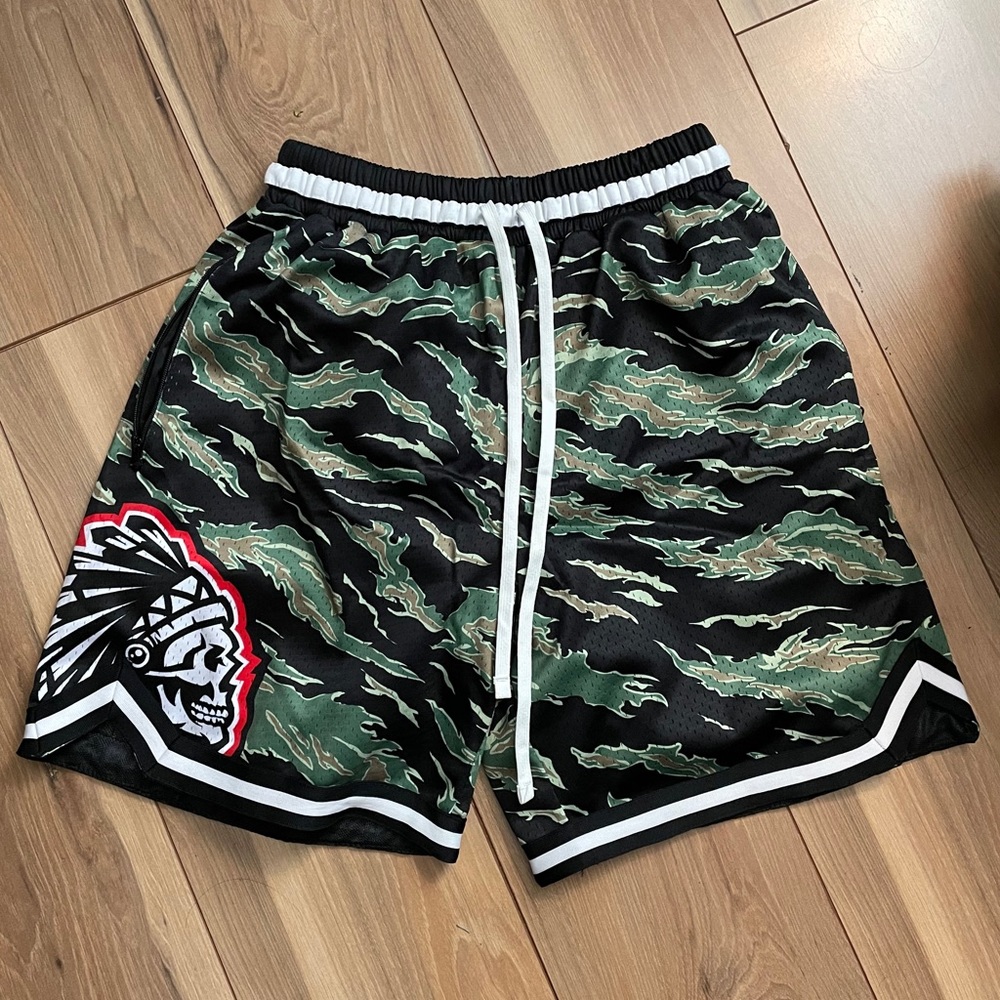 SAVS BRAND CAMO HOOP SHORTS NWOT